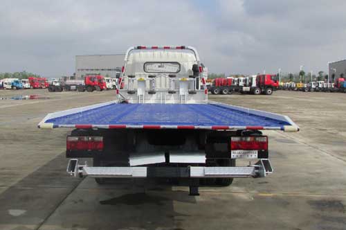 東風(fēng)多利卡5噸平板清障車專威牌HTW5091TQZPE型清障車