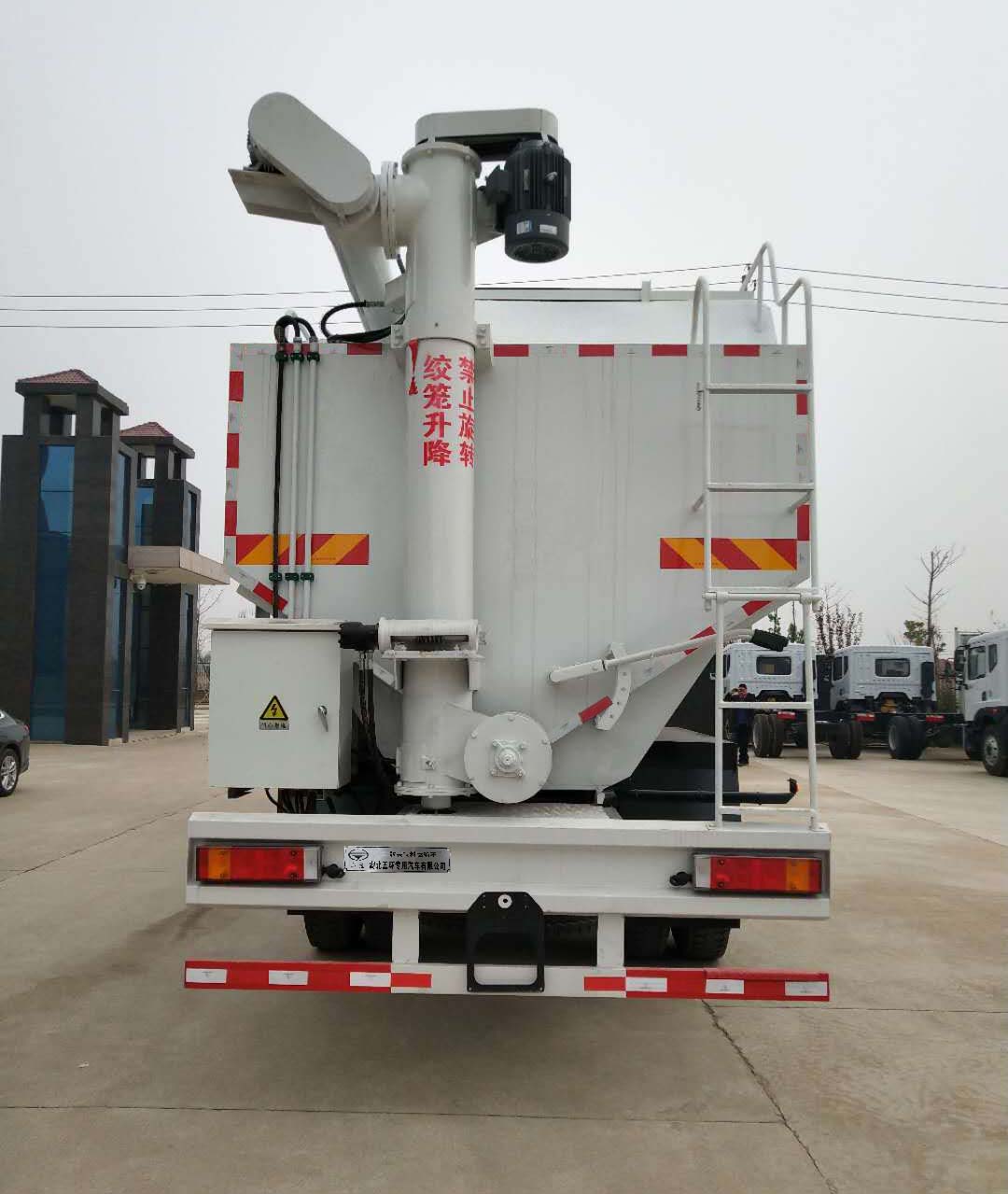 東風天錦小三軸散裝飼料運輸車30方